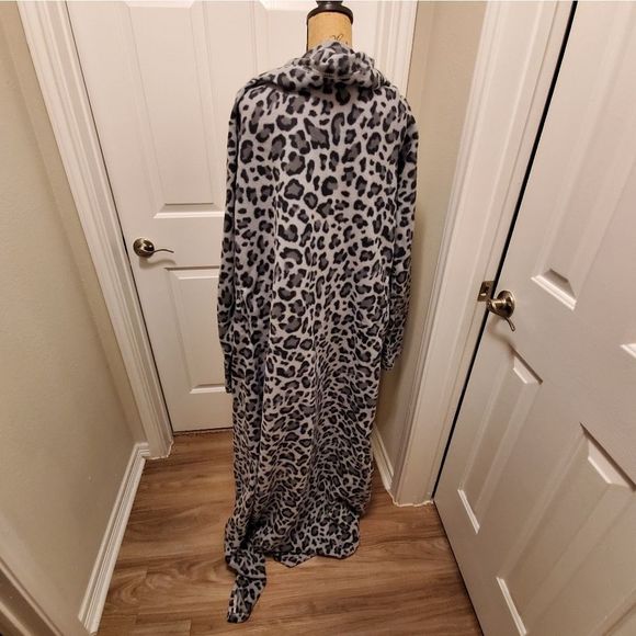 Leopard print fleece super soft robe blanket Snuggie - Picture 3 of 4
